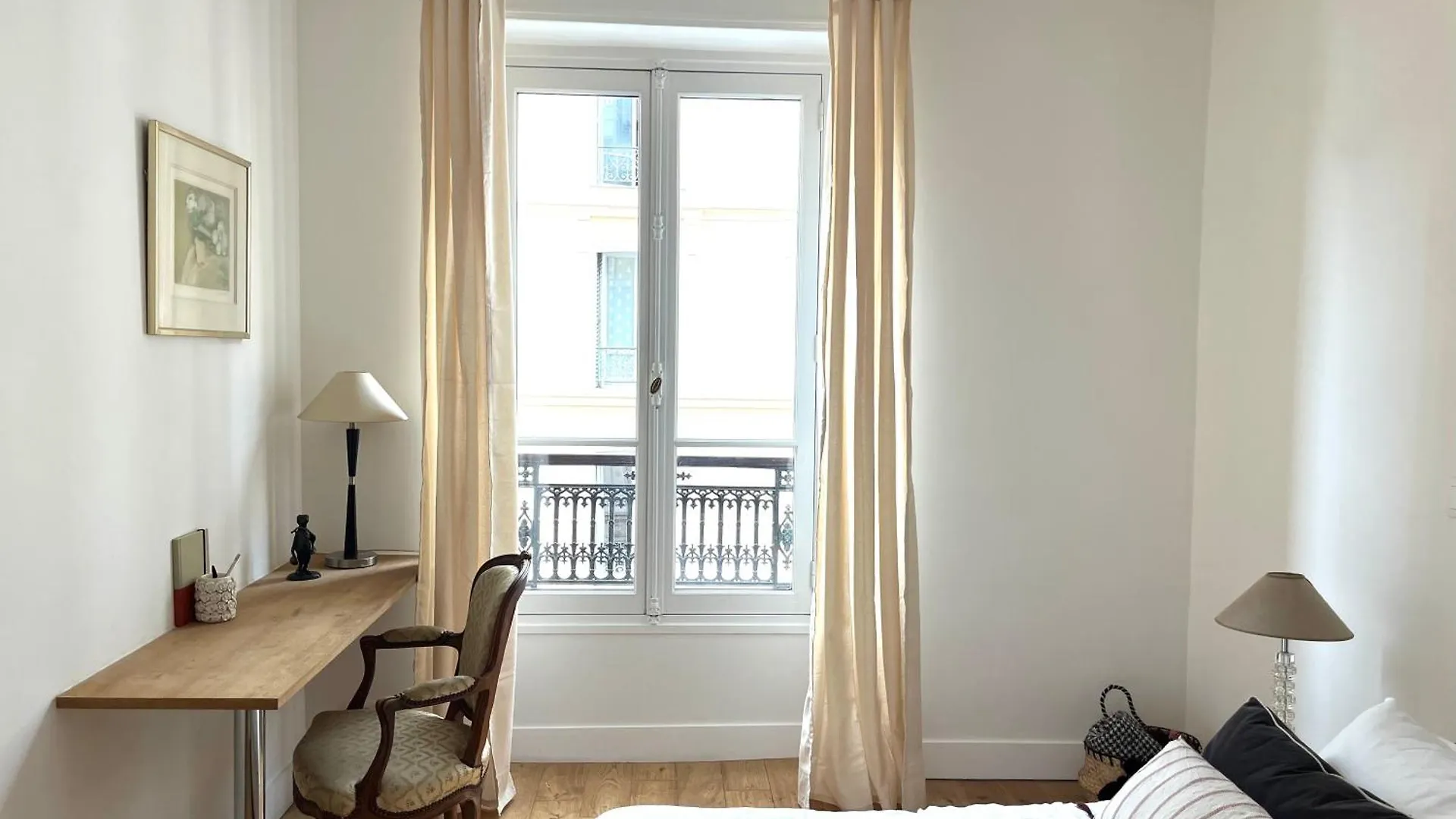 Charming Moulin Rouge Apartment